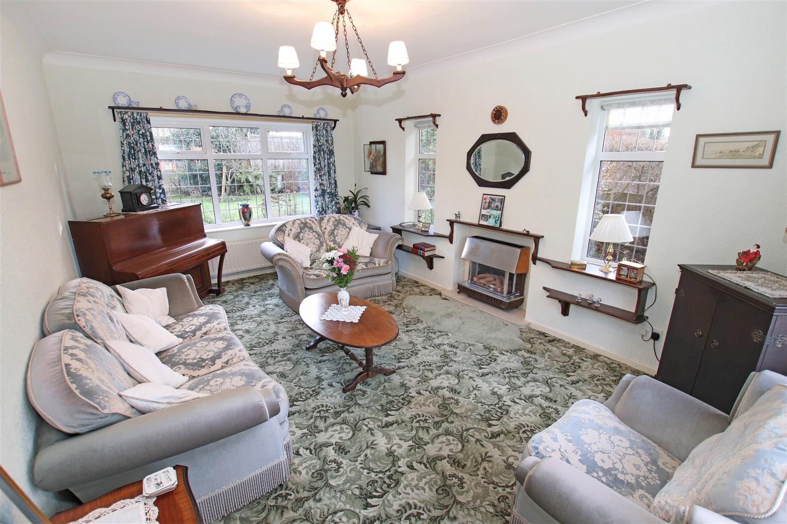 SPACIOUS FULL WIDTH LOUNGE